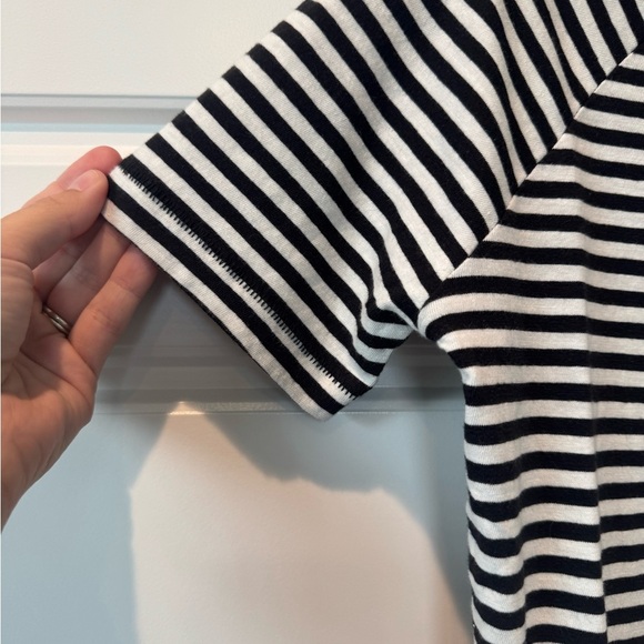 NWT Levi’s Black and White Striped Boxy T-Shirt Womens Size X-Small - Picture 2 of 8